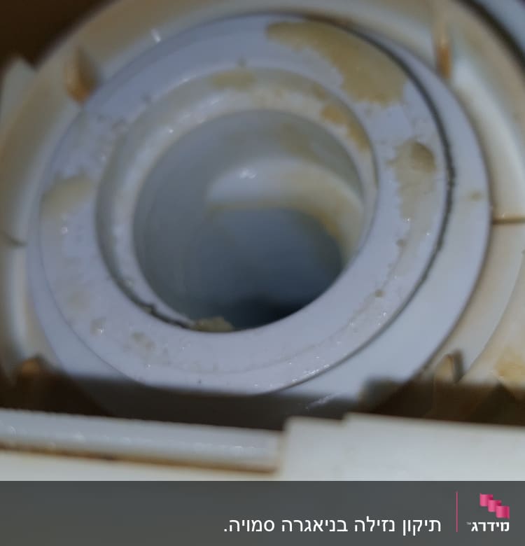 חלק פנימי של צינור עם סימני חלודה